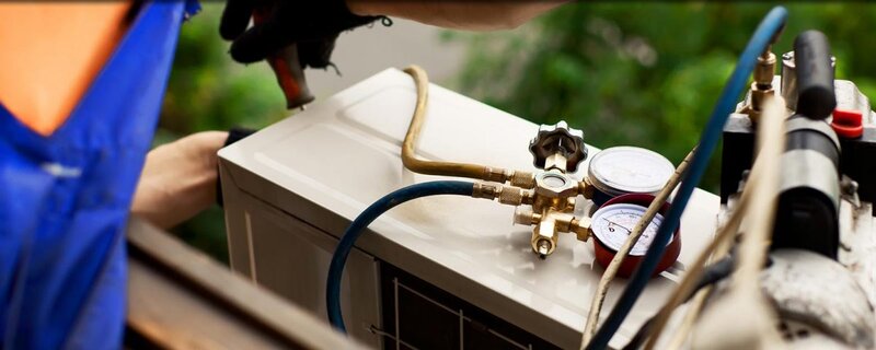 Montaj aer conditionat, igienizare, incarcare freon, reparatii placi